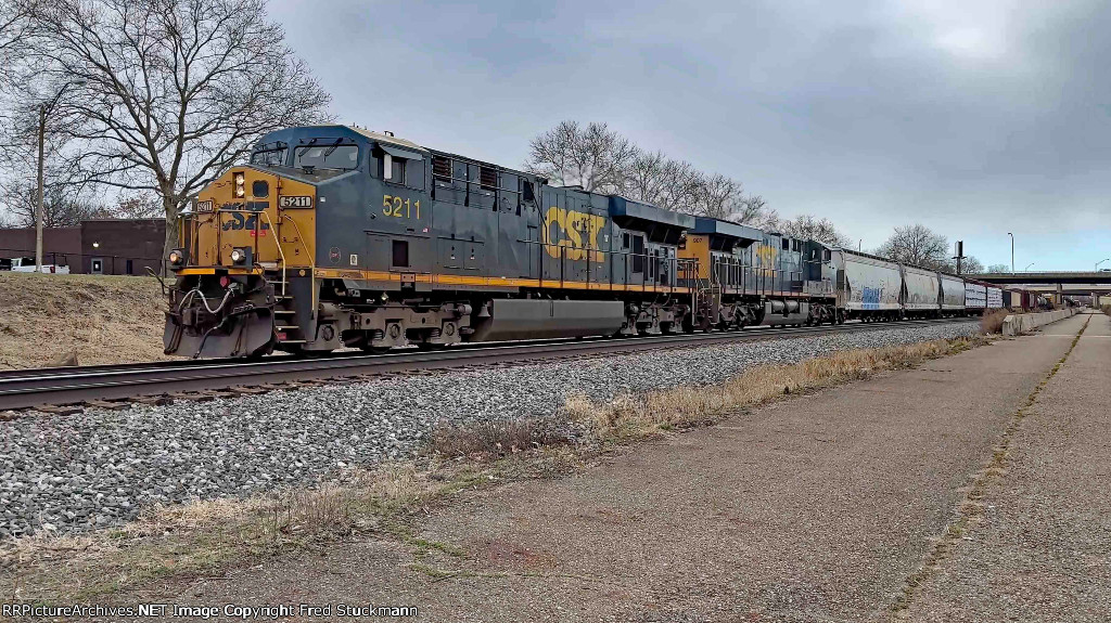CSX 5211 leads M370.